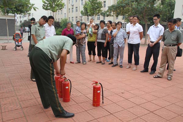 寒亭區(qū)消防隊隊長為城市經(jīng)典小區(qū)居民講解滅火器使用方法